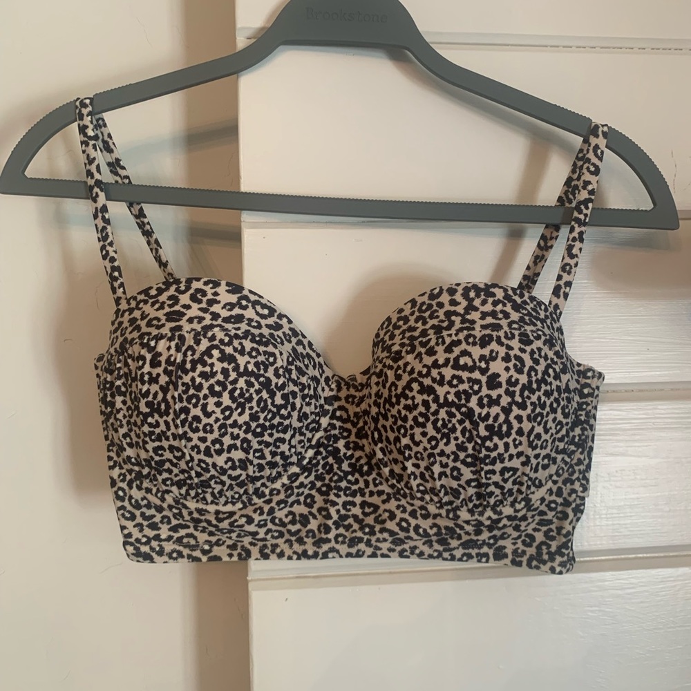 Bikini swim top in leopard print.